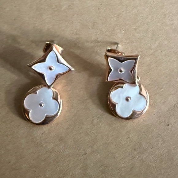 Jewelry - Rose Gold Colored Earrings with Mother of Pearl Flowers